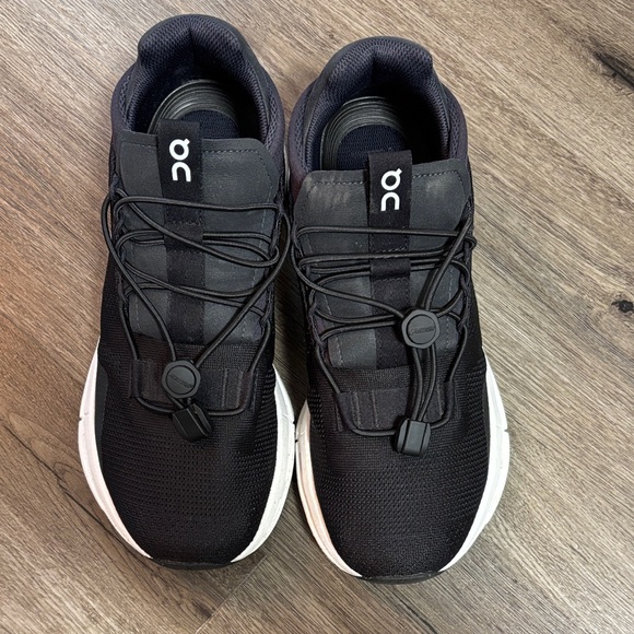 On Running Shoes - On Running women’s  Athletic Sneakers in Black and White (Wide size 8)